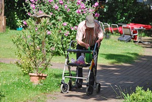 Bewohnr Gartenarbeit NP Frontal    